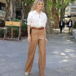 Mariana Fabbiani Instagram - ¡Imposible equivocarse con una camisa blanca! Siempre elegante y atemporal, me gusta usarla abierta en el cuello para sumar frescura. Es una prenda para todos los géneros que vivirá por siempre 🩷 . . @prussia_moda @rickysarkany @natcecchinato . . Mi team 🩶 @conradoereyra @natipelizzari_estudio @mechugaray @paodblanco
