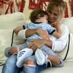 Mariana Fabbiani Instagram - Despertarme hoy con el abrazo de mis hijos fue como encapsular la felicidad en un instante. Me escribieron dos cartas que me hicieron llorar de emoción y me hicieron sentir que sin dudas, hice algo muy bueno en la vida 🥰 En este día de las madres las abrazo a todas, las biológicas y las que maternan todos los días a quien lo necesita. Nosotras sabemos de qué se trata. Es la tarea más hermosa y a veces, la más sacrificada también. Verlos felices es literalmente nuestra felicidad, otra dimensión del amor. Si hoy te tocó extrañarla cerrá los ojos y sentila. Nunca se van ❤️ Feliz día a todas!!! 🤗