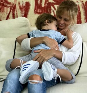 Mariana Fabbiani Instagram - Despertarme hoy con el abrazo de mis hijos fue como encapsular la felicidad en un instante. Me escribieron dos cartas que me hicieron llorar de emoción y me hicieron sentir que sin dudas, hice algo muy bueno en la vida 🥰 
En este día de las madres las abrazo a todas, las biológicas y las que maternan todos los días a quien lo necesita. Nosotras sabemos de qué se trata. Es la tarea más hermosa y a veces, la más sacrificada también. Verlos felices es literalmente nuestra felicidad, otra dimensión del amor. Si hoy te tocó extrañarla cerrá los ojos y sentila. Nunca se van ❤️
Feliz día a todas!!! 🤗