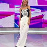 Mariana Fabbiani Instagram - Blanco y negro para hoy 🤍🖤 . . Look por @w.ivana.ok Botas @rickysarkany . . Team : @conradoereyra @natipelizzari_estudio @paodblanco @mechugaray