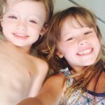 Mariana Fabbiani Instagram - Despertarme hoy con el abrazo de mis hijos fue como encapsular la felicidad en un instante. Me escribieron dos cartas que me hicieron llorar de emoción y me hicieron sentir que sin dudas, hice algo muy bueno en la vida 🥰 En este día de las madres las abrazo a todas, las biológicas y las que maternan todos los días a quien lo necesita. Nosotras sabemos de qué se trata. Es la tarea más hermosa y a veces, la más sacrificada también. Verlos felices es literalmente nuestra felicidad, otra dimensión del amor. Si hoy te tocó extrañarla cerrá los ojos y sentila. Nunca se van ❤️ Feliz día a todas!!! 🤗