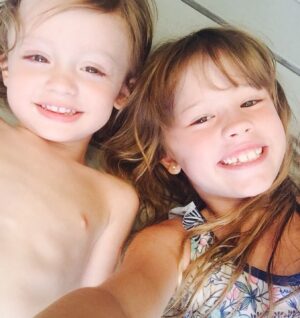 Mariana Fabbiani Instagram - Despertarme hoy con el abrazo de mis hijos fue como encapsular la felicidad en un instante. Me escribieron dos cartas que me hicieron llorar de emoción y me hicieron sentir que sin dudas, hice algo muy bueno en la vida 🥰 
En este día de las madres las abrazo a todas, las biológicas y las que maternan todos los días a quien lo necesita. Nosotras sabemos de qué se trata. Es la tarea más hermosa y a veces, la más sacrificada también. Verlos felices es literalmente nuestra felicidad, otra dimensión del amor. Si hoy te tocó extrañarla cerrá los ojos y sentila. Nunca se van ❤️
Feliz día a todas!!! 🤗