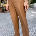 Mariana Fabbiani Instagram - ¡Imposible equivocarse con una camisa blanca! Siempre elegante y atemporal, me gusta usarla abierta en el cuello para sumar frescura. Es una prenda para todos los géneros que vivirá por siempre 🩷 . . @prussia_moda @rickysarkany @natcecchinato . . Mi team 🩶 @conradoereyra @natipelizzari_estudio @mechugaray @paodblanco