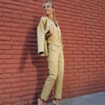 Mariana Fabbiani Instagram – Este look sastrero es muy versátil! Funciona para trabajar y si le sumás un buen accesorio como el brazalete de @sintesisdesign y subís un poco el make up, también estás lista para salir 🥳🥳🥳
Look @paulacahendanversoficial @natcecchinato
.
.
Mi team 🤍 @conradoereyra @natipelizzari_estudio @paodblanco @vic_v88