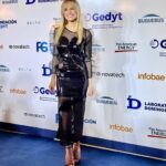 Mariana Fabbiani Instagram - Una #NocheAzul con @fundacion.gedyt y el @drluiscaro que junto a su equipo hacen esta enorme tarea de concientizar y prevenir el cancer de colon. Con un simple estudio se salvan vidas!! 💙 . . Vestido 👗 @fabianzitta Zapatos 👠 @ysl Joyas @ignaciobarcena Pelo @conradoereyra Make up @natipelizzari_estudio