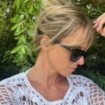 Mariana Fabbiani Instagram – ¡Este es otro vestido que me encanta! 🥰 Sobre todo porque pienso que hoy, el lujo en la #moda está en la artesanía, en la pieza única, en la lentitud del proceso. Un poco lo siento como una obra de arte que cuenta una historia, porque las técnicas de crochet se pasan de generación en generación. ¿Hay alguien acá que sepa tejer al crochet? Tiren tips! 😝😝😝
El vestido es de @ibraina.atelier y las sandalias de @brendashedden