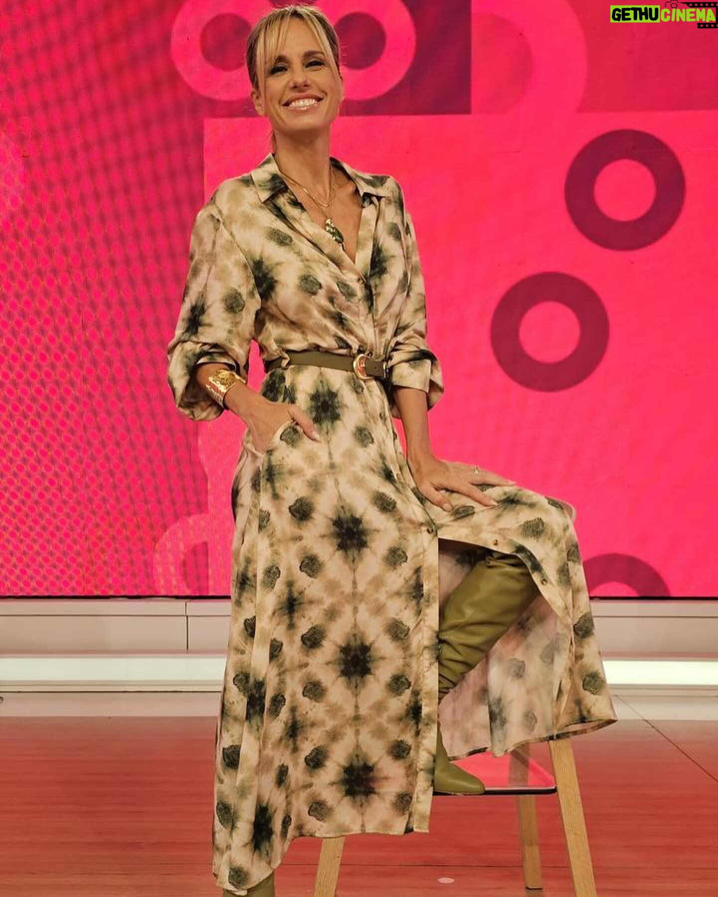Mariana Fabbiani Instagram - Hoy me puse este vestido estilo camisero, super cómodo y elegante 💅🏽 Además, pude regular la apertura de la falda para que se vean mis botas 👢¿Te gustó? Contame! Look @paulacahendanversoficial @natcecchinato . . Mi team 🤍 @conradoereyra @natipelizzari_estudio @paodblanco @vic_v88