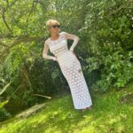 Mariana Fabbiani Instagram – ¡Este es otro vestido que me encanta! 🥰 Sobre todo porque pienso que hoy, el lujo en la #moda está en la artesanía, en la pieza única, en la lentitud del proceso. Un poco lo siento como una obra de arte que cuenta una historia, porque las técnicas de crochet se pasan de generación en generación. ¿Hay alguien acá que sepa tejer al crochet? Tiren tips! 😝😝😝
El vestido es de @ibraina.atelier y las sandalias de @brendashedden
