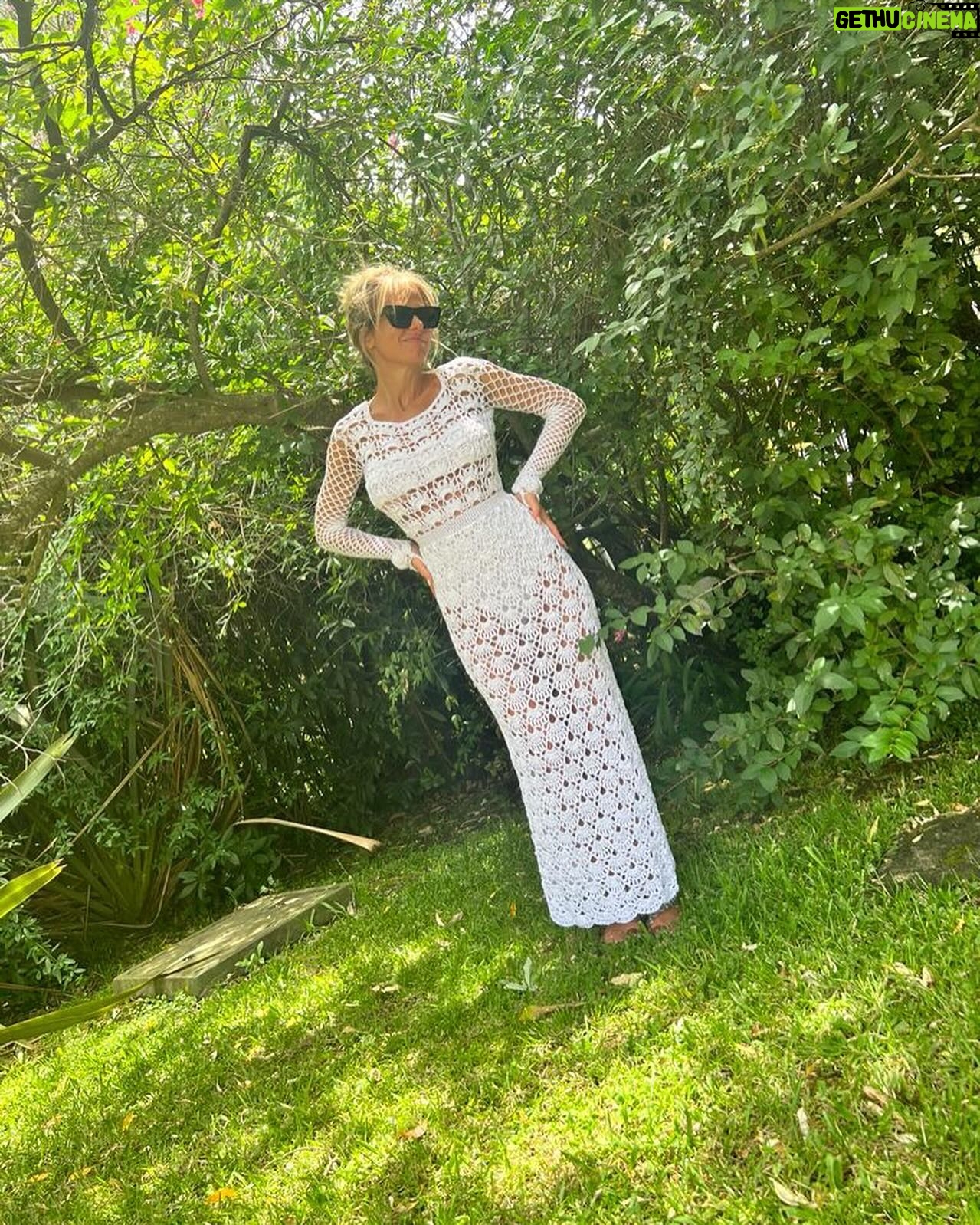 Mariana Fabbiani Instagram - ¡Este es otro vestido que me encanta! 🥰 Sobre todo porque pienso que hoy, el lujo en la #moda está en la artesanía, en la pieza única, en la lentitud del proceso. Un poco lo siento como una obra de arte que cuenta una historia, porque las técnicas de crochet se pasan de generación en generación. ¿Hay alguien acá que sepa tejer al crochet? Tiren tips! 😝😝😝 El vestido es de @ibraina.atelier y las sandalias de @brendashedden