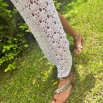 Mariana Fabbiani Instagram – ¡Este es otro vestido que me encanta! 🥰 Sobre todo porque pienso que hoy, el lujo en la #moda está en la artesanía, en la pieza única, en la lentitud del proceso. Un poco lo siento como una obra de arte que cuenta una historia, porque las técnicas de crochet se pasan de generación en generación. ¿Hay alguien acá que sepa tejer al crochet? Tiren tips! 😝😝😝
El vestido es de @ibraina.atelier y las sandalias de @brendashedden