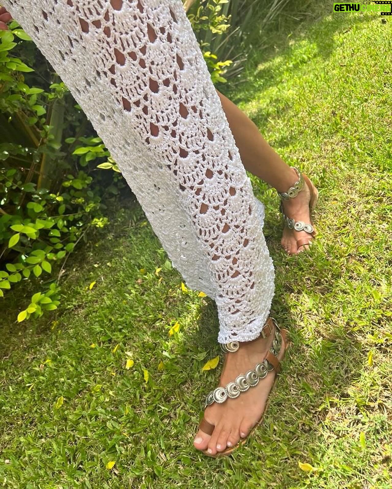 Mariana Fabbiani Instagram - ¡Este es otro vestido que me encanta! 🥰 Sobre todo porque pienso que hoy, el lujo en la #moda está en la artesanía, en la pieza única, en la lentitud del proceso. Un poco lo siento como una obra de arte que cuenta una historia, porque las técnicas de crochet se pasan de generación en generación. ¿Hay alguien acá que sepa tejer al crochet? Tiren tips! 😝😝😝 El vestido es de @ibraina.atelier y las sandalias de @brendashedden