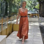 Mariana Fabbiani Instagram - Con el calor vuelven las ganas de mostrar piel, ¿o no? 😏 La espalda descubierta de este vestido @nerattaoficial aporta una sensualidad sutil a un look fresco. ¿Te animás? 👠 @tovalshoes Mi team 🤍 @conradoereyra @natipelizzari_estudio @mechugaray @paodblanco