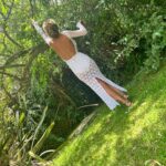 Mariana Fabbiani Instagram – ¡Este es otro vestido que me encanta! 🥰 Sobre todo porque pienso que hoy, el lujo en la #moda está en la artesanía, en la pieza única, en la lentitud del proceso. Un poco lo siento como una obra de arte que cuenta una historia, porque las técnicas de crochet se pasan de generación en generación. ¿Hay alguien acá que sepa tejer al crochet? Tiren tips! 😝😝😝
El vestido es de @ibraina.atelier y las sandalias de @brendashedden