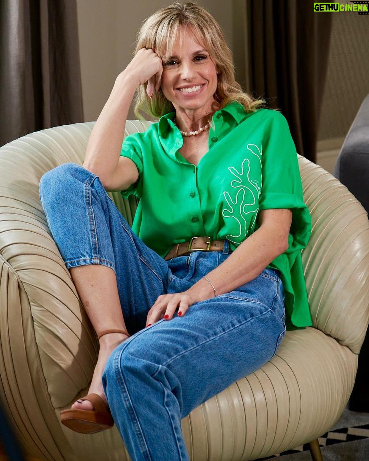 Mariana Fabbiani Instagram - El verde me encanta porque me remite al florecimiento de la primavera, a la vida. ¡Y estamos justo en esa época! 🌸🌵🍇 ¿Usás este color en tu ropa? Contame 🙌🏻 . . Look @cibelesonline . . Mi team @conradoereyra @natipelizzari_estudio @mechugaray @paodblanco
