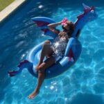 Mariana Fabbiani Instagram – Mi look de pileta 😀 💦inspirado en el vestido metálico de Paco Rabanne de la década del ’60, un diseño icónico de la moda futurista. ¿Conocías este dato de la moda? 
Me encanta cómo el metal refleja la luz y crea un efecto de movimiento y brillo, me dieron ganas de jugar ✨