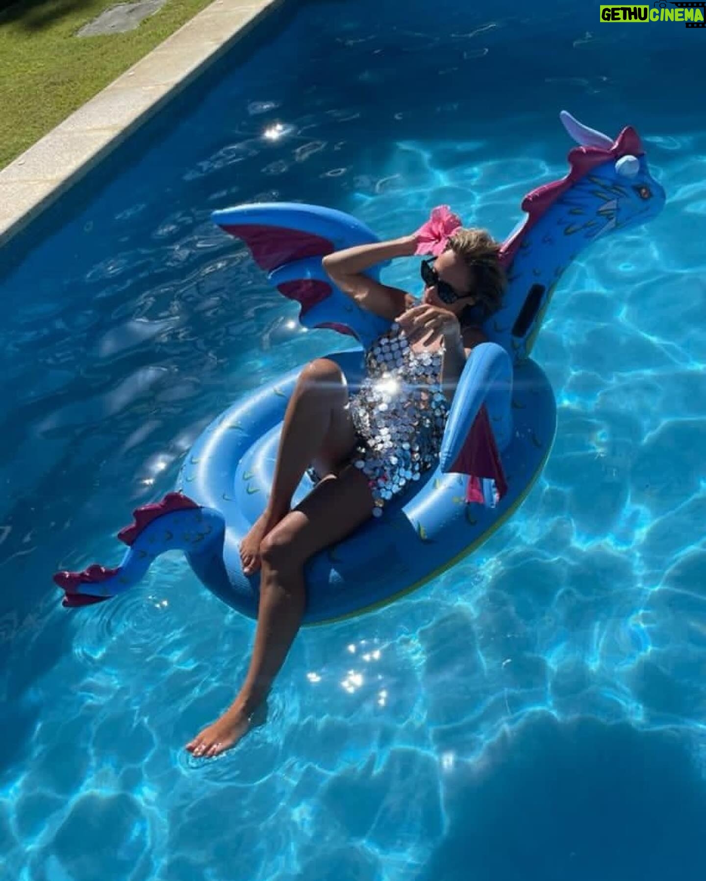 Mariana Fabbiani Instagram - Mi look de pileta 😀 💦inspirado en el vestido metálico de Paco Rabanne de la década del '60, un diseño icónico de la moda futurista. ¿Conocías este dato de la moda? Me encanta cómo el metal refleja la luz y crea un efecto de movimiento y brillo, me dieron ganas de jugar ✨