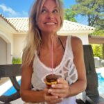 Mariana Fabbiani Instagram – ¡Feliz cumpleaños para mí! 🥳 ¡Ya llegué a los 49 años! Siento que son muchísimos, se los confieso 🫣. Miro hacia atrás y todo parece estar tan cerca y, al mismo tiempo, pasó tan rápido. Por eso, mi deseo es vivir plenamente el presente. Estoy lista para disfrutar, para dejarme sorprender por la vida. Es momento de vivir cada día con gratitud, buscando la felicidad en la simpleza, cultivando vínculos auténticos, navegando más profundo y conectada conmigo misma. Estoy llena de amor y agradecimiento, entendiendo cada vez más por dónde transcurre lo verdaderamente importante. Celebro la sabiduría que viene con los años. Ahora es momento aplicar todo lo aprendido, el verdadero desafío 😝
Aparezco poco porque estoy descansando, reseteándome después de un año de muchísimo trabajo😃 Pero quería pasar por acá para celebrar mi cumpleaños también con ustedes porque nos une un cariño tácito. Siempre me acompañan y me alientan, y ese amor me llega. Besos a todos los capricornianos y capricornianas de esta comunidad hermosa… ¡Ya sabemos lo difícil que es cumplir en enero! 😂 Los  quierooooo ❤️