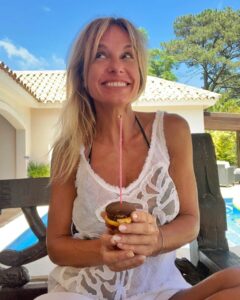 Mariana Fabbiani Instagram - ¡Feliz cumpleaños para mí! 🥳 ¡Ya llegué a los 49 años! Siento que son muchísimos, se los confieso 🫣. Miro hacia atrás y todo parece estar tan cerca y, al mismo tiempo, pasó tan rápido. Por eso, mi deseo es vivir plenamente el presente. Estoy lista para disfrutar, para dejarme sorprender por la vida. Es momento de vivir cada día con gratitud, buscando la felicidad en la simpleza, cultivando vínculos auténticos, navegando más profundo y conectada conmigo misma. Estoy llena de amor y agradecimiento, entendiendo cada vez más por dónde transcurre lo verdaderamente importante. Celebro la sabiduría que viene con los años. Ahora es momento aplicar todo lo aprendido, el verdadero desafío 😝 Aparezco poco porque estoy descansando, reseteándome después de un año de muchísimo trabajo😃 Pero quería pasar por acá para celebrar mi cumpleaños también con ustedes porque nos une un cariño tácito. Siempre me acompañan y me alientan, y ese amor me llega. Besos a todos los capricornianos y capricornianas de esta comunidad hermosa… ¡Ya sabemos lo difícil que es cumplir en enero! 😂 Los quierooooo ❤️