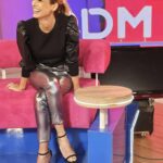Mariana Fabbiani Instagram - La semana se empieza bien 🔝 o no se empieza 😏 Un total look con plateado de @partemiaoficial @natcecchinato ¡Sacate las reglas de la cabeza y usá metalizados para el día! . . Mi team 🤍 @conradoereyra @natipelizzari_estudio @paodblanco @vic_v88