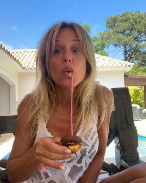 Mariana Fabbiani Instagram - ¡Feliz cumpleaños para mí! 🥳 ¡Ya llegué a los 49 años! Siento que son muchísimos, se los confieso 🫣. Miro hacia atrás y todo parece estar tan cerca y, al mismo tiempo, pasó tan rápido. Por eso, mi deseo es vivir plenamente el presente. Estoy lista para disfrutar, para dejarme sorprender por la vida. Es momento de vivir cada día con gratitud, buscando la felicidad en la simpleza, cultivando vínculos auténticos, navegando más profundo y conectada conmigo misma. Estoy llena de amor y agradecimiento, entendiendo cada vez más por dónde transcurre lo verdaderamente importante. Celebro la sabiduría que viene con los años. Ahora es momento aplicar todo lo aprendido, el verdadero desafío 😝
Aparezco poco porque estoy descansando, reseteándome después de un año de muchísimo trabajo😃 Pero quería pasar por acá para celebrar mi cumpleaños también con ustedes porque nos une un cariño tácito. Siempre me acompañan y me alientan, y ese amor me llega. Besos a todos los capricornianos y capricornianas de esta comunidad hermosa… ¡Ya sabemos lo difícil que es cumplir en enero! 😂 Los  quierooooo ❤️