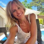 Mariana Fabbiani Instagram – ¡Feliz cumpleaños para mí! 🥳 ¡Ya llegué a los 49 años! Siento que son muchísimos, se los confieso 🫣. Miro hacia atrás y todo parece estar tan cerca y, al mismo tiempo, pasó tan rápido. Por eso, mi deseo es vivir plenamente el presente. Estoy lista para disfrutar, para dejarme sorprender por la vida. Es momento de vivir cada día con gratitud, buscando la felicidad en la simpleza, cultivando vínculos auténticos, navegando más profundo y conectada conmigo misma. Estoy llena de amor y agradecimiento, entendiendo cada vez más por dónde transcurre lo verdaderamente importante. Celebro la sabiduría que viene con los años. Ahora es momento aplicar todo lo aprendido, el verdadero desafío 😝
Aparezco poco porque estoy descansando, reseteándome después de un año de muchísimo trabajo😃 Pero quería pasar por acá para celebrar mi cumpleaños también con ustedes porque nos une un cariño tácito. Siempre me acompañan y me alientan, y ese amor me llega. Besos a todos los capricornianos y capricornianas de esta comunidad hermosa… ¡Ya sabemos lo difícil que es cumplir en enero! 😂 Los  quierooooo ❤️