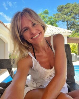 Mariana Fabbiani Instagram - ¡Feliz cumpleaños para mí! 🥳 ¡Ya llegué a los 49 años! Siento que son muchísimos, se los confieso 🫣. Miro hacia atrás y todo parece estar tan cerca y, al mismo tiempo, pasó tan rápido. Por eso, mi deseo es vivir plenamente el presente. Estoy lista para disfrutar, para dejarme sorprender por la vida. Es momento de vivir cada día con gratitud, buscando la felicidad en la simpleza, cultivando vínculos auténticos, navegando más profundo y conectada conmigo misma. Estoy llena de amor y agradecimiento, entendiendo cada vez más por dónde transcurre lo verdaderamente importante. Celebro la sabiduría que viene con los años. Ahora es momento aplicar todo lo aprendido, el verdadero desafío 😝
Aparezco poco porque estoy descansando, reseteándome después de un año de muchísimo trabajo😃 Pero quería pasar por acá para celebrar mi cumpleaños también con ustedes porque nos une un cariño tácito. Siempre me acompañan y me alientan, y ese amor me llega. Besos a todos los capricornianos y capricornianas de esta comunidad hermosa… ¡Ya sabemos lo difícil que es cumplir en enero! 😂 Los  quierooooo ❤️