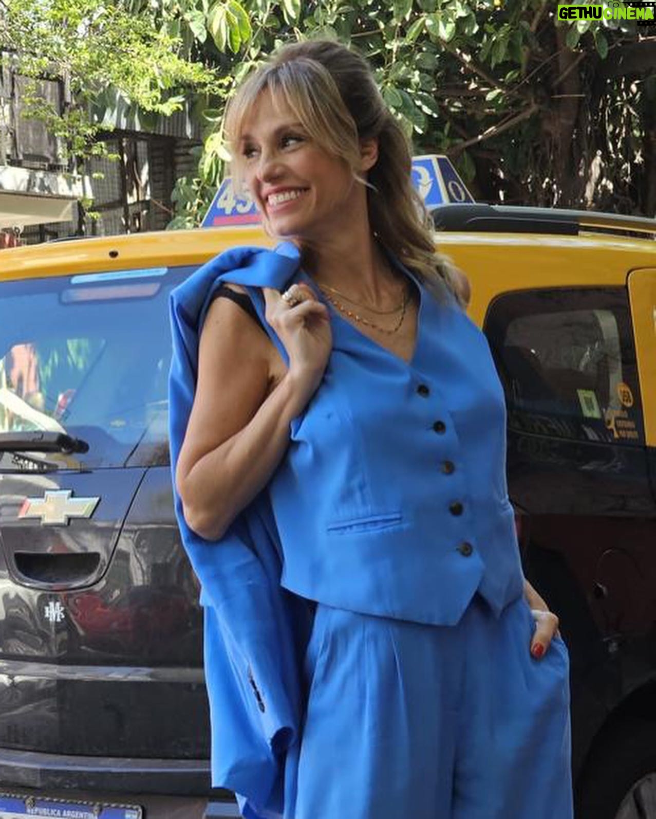 Mariana Fabbiani Instagram - Amo usar sastrería! Y más si es en este azul cerúleo de @paulacahendanversoficial @natcecchinato . . Pelo @irina.cagnoni Make up @natcecchinato @justmechu @paodblanco