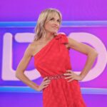 Mariana Fabbiani Instagram - Este fue el año que volví con @eldiariodemarianaok en mi nueva casa @americatv y me hizo muy feliz estar cerca de ustedes todos los días. Me da mucha satisfacción poder tocar temas en el programa que escasean en la tele y sin embargo nos nutren como personas. Hubo entrevistas que me llenaron el alma. Sigo creyendo que cada uno desde su lugar puede intentar mejorar en algo la vida del otro. Estoy convencida que la tele también puede ser un espacio de sano debate, que genere conciencia, compromiso y empatía. Acompañarte todas las tardes y ser parte de tu cotidaneidad le da sentido a mi trabajo. 🩷 ¡Gracias por acompañarnos del otro lado! Y gracias al gran equipo que hace que todo sea posible 🩷 Vuelvo en febrero con energías renovadas!!! 🥰 Feliz Navidad!!!!! 🎄❤️ Look @dollstore 👗