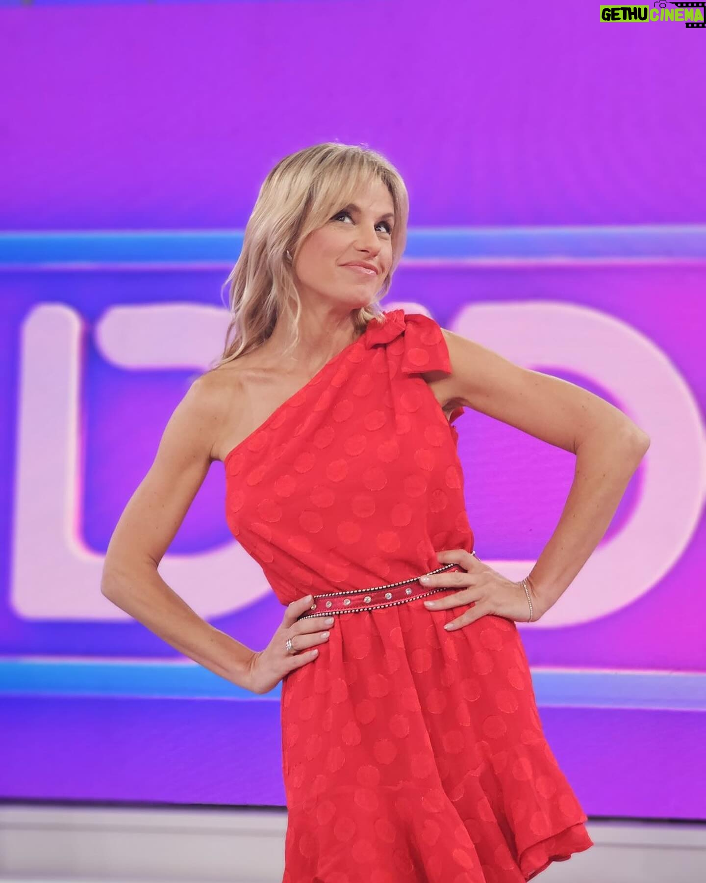 Mariana Fabbiani Instagram - Este fue el año que volví con @eldiariodemarianaok en mi nueva casa @americatv y me hizo muy feliz estar cerca de ustedes todos los días. Me da mucha satisfacción poder tocar temas en el programa que escasean en la tele y sin embargo nos nutren como personas. Hubo entrevistas que me llenaron el alma. Sigo creyendo que cada uno desde su lugar puede intentar mejorar en algo la vida del otro. Estoy convencida que la tele también puede ser un espacio de sano debate, que genere conciencia, compromiso y empatía. Acompañarte todas las tardes y ser parte de tu cotidaneidad le da sentido a mi trabajo. 🩷 ¡Gracias por acompañarnos del otro lado! Y gracias al gran equipo que hace que todo sea posible 🩷 Vuelvo en febrero con energías renovadas!!! 🥰 Feliz Navidad!!!!! 🎄❤️ Look @dollstore 👗