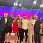 Mariana Fabbiani Instagram – Este fue el año que volví con @eldiariodemarianaok en mi nueva casa @americatv y me hizo muy feliz estar cerca de ustedes todos los días. Me da mucha satisfacción  poder tocar temas en el programa que escasean en la tele y sin embargo nos nutren como personas. Hubo entrevistas que me llenaron el alma.  Sigo creyendo que cada uno desde su lugar puede intentar mejorar en algo la vida del otro. Estoy convencida que la tele también puede ser un espacio de sano debate, que genere conciencia, compromiso y empatía. Acompañarte todas las tardes y ser parte de tu cotidaneidad le da sentido a mi trabajo. 🩷 ¡Gracias por acompañarnos del otro lado! Y gracias al gran equipo que hace que todo sea posible 🩷 Vuelvo en febrero con energías renovadas!!! 🥰
Feliz Navidad!!!!! 🎄❤️
Look @dollstore 👗