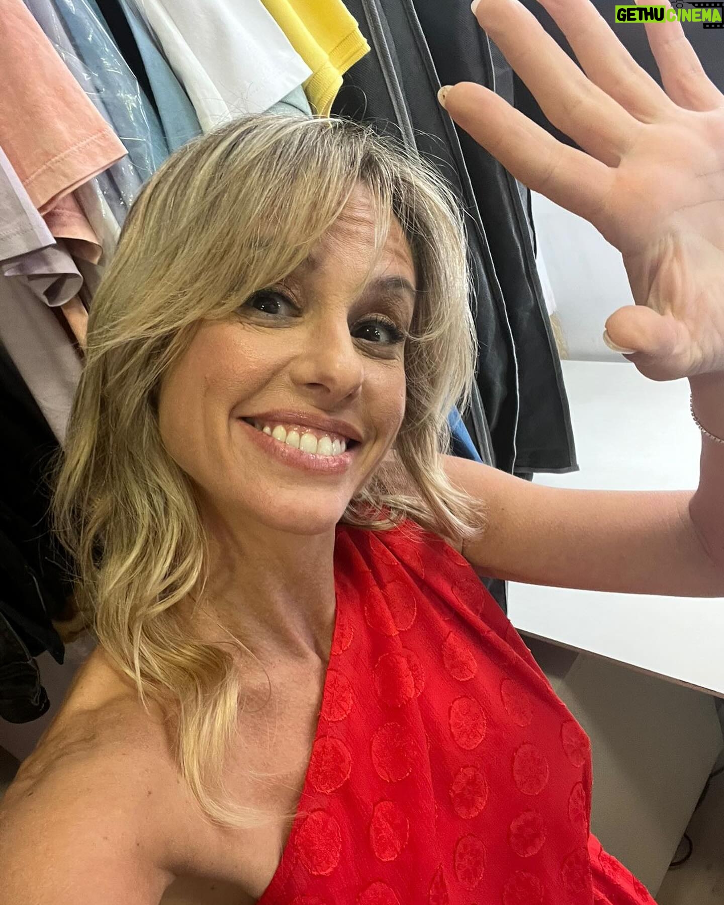 Mariana Fabbiani Instagram - Este fue el año que volví con @eldiariodemarianaok en mi nueva casa @americatv y me hizo muy feliz estar cerca de ustedes todos los días. Me da mucha satisfacción poder tocar temas en el programa que escasean en la tele y sin embargo nos nutren como personas. Hubo entrevistas que me llenaron el alma. Sigo creyendo que cada uno desde su lugar puede intentar mejorar en algo la vida del otro. Estoy convencida que la tele también puede ser un espacio de sano debate, que genere conciencia, compromiso y empatía. Acompañarte todas las tardes y ser parte de tu cotidaneidad le da sentido a mi trabajo. 🩷 ¡Gracias por acompañarnos del otro lado! Y gracias al gran equipo que hace que todo sea posible 🩷 Vuelvo en febrero con energías renovadas!!! 🥰 Feliz Navidad!!!!! 🎄❤️ Look @dollstore 👗