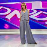 Mariana Fabbiani Instagram - ¡Me encanta usar chaleco sastrero, me hace sentir fuerrrte! Te tiro un dato... en la década de 1920, algunas mujeres valientes usaban chaleco y otras prendas tradicionalmente masculinas como trajes pantalón para rechazar las nociones binarias del género. ¡En algunas ciudades las mujeres podían recibir multas si usaban "ropa de hombre"! ¿Qué me contás?. 🤓¿Conocías este dato? Vestida por @casarincontiendas @mechugaray