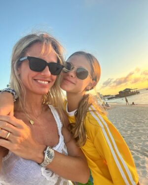 Mariana Fabbiani Instagram - Felices 14 mi hermosa Matilda!! 🥳🤩 Qué mágico verte crecer tan fuerte y tan sabia. Llenás de luz y alegría todo lo que te rodea. En este camino hermoso de convertirme en mamá sos la mejor maestra que podía soñar ❤️ Ya sabés, siempre libre mi amor, alzando la voz cuando haga falta y buscando la felicidad. Te amo!!!! ✨💕♾️