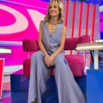 Mariana Fabbiani Instagram - ¡Me encanta usar chaleco sastrero, me hace sentir fuerrrte! Te tiro un dato... en la década de 1920, algunas mujeres valientes usaban chaleco y otras prendas tradicionalmente masculinas como trajes pantalón para rechazar las nociones binarias del género. ¡En algunas ciudades las mujeres podían recibir multas si usaban "ropa de hombre"! ¿Qué me contás?. 🤓¿Conocías este dato? Vestida por @casarincontiendas @mechugaray