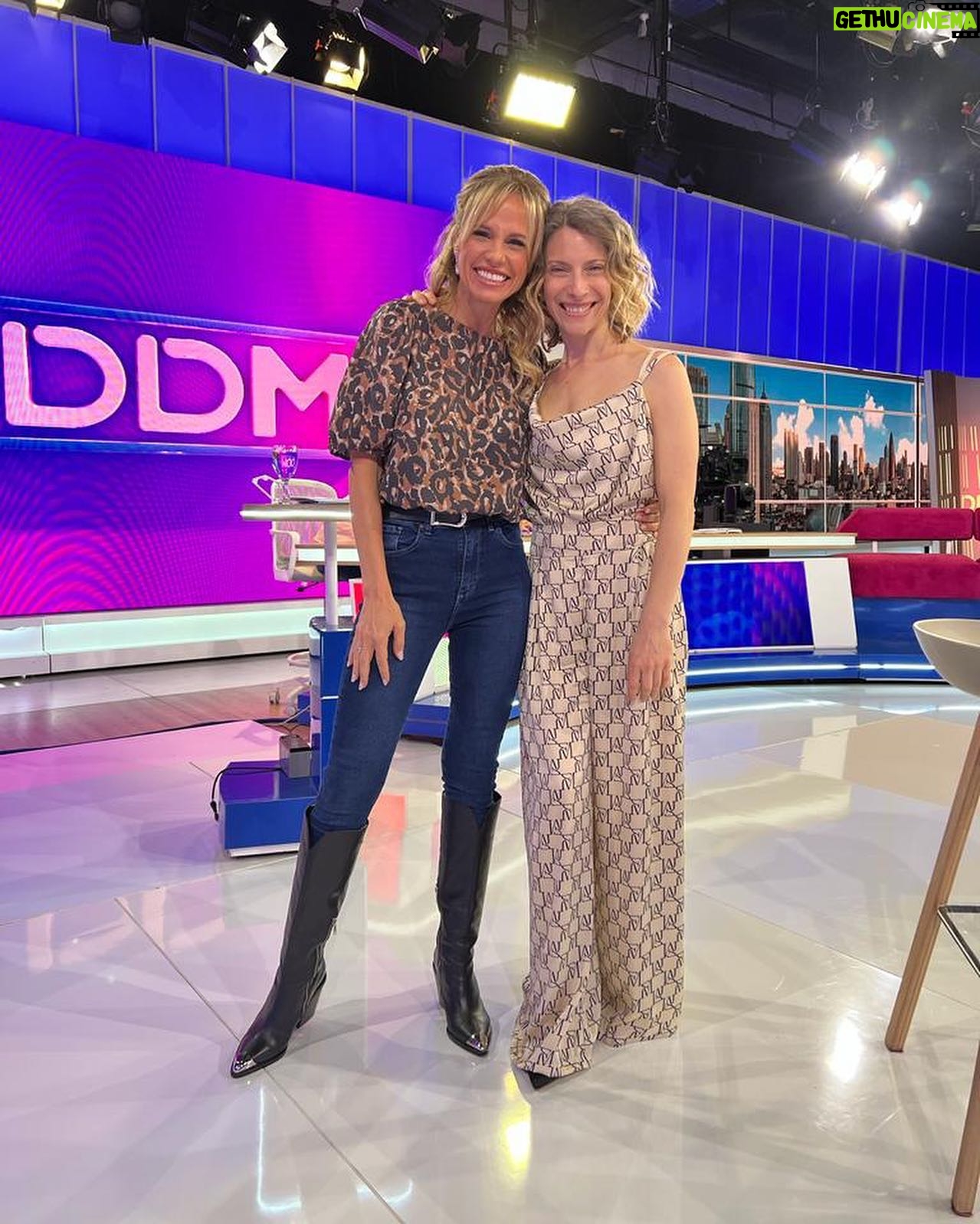 Mariana Fabbiani Instagram - Mi look de hoy ✨ Qué lindo tenerte en @eldiariodemarianaok @elenarogerreal Que linda la charla. Sos inmensa!! 🤍 Enorme artista.🙏🏻 No se pierdan Piaf!! Vale la pena. . . . Mi look @partemiaoficial @rickysarkany . . Mi team @conradoereyra @natipelizzari_estudio @justmechu @paodblanco be