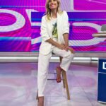Mariana Fabbiani Instagram - Este look me hizo acordar a una de las historias de #moda que más me gustan, una historia de valentía expresada a través de la ropa 😎 La protagonista es la actriz alemana Marlene Dietrich, pionera en la moda y una rebelde con #estilo 💅En una noche de 1933 en París - ¡la capital de la moda! - Marlene desafió una ley de la época que prohibía a las mujeres usar traje con pantalones. Sin hacer caso a la ley, la actriz hizo historia al aparecer en público con un deslumbrante traje blanco que incluía pantalones, por supuesto. ¿El resultado? Fue arrestada por la policía parisina 😱 Su arresto se convirtió en un acto de desobediencia a nivel mundial y marcó un hito en la historia de la moda. Marlene demostró que las mujeres de la época debían tener la libertad de usar lo que desearan 😏 ¿Conocías esta historia? ¿No es loco pensar que hubo una época en la que mujeres tenían prohibido usar pantalones? . . Look @partemiaoficial @natcecchinato . . Mi team @conradoereyra @natipelizzari_estudio @justmechu @paodblanco