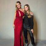 Mariana Fabbiani Instagram - 30 años de CARAS ❤️ @revistacaras Feliz de acompañarlos @hectormaugeri @lilicastanos . . 💃 @mariagorof @rickysarkany Mi team 🤍 @conradoereyra @natipelizzari_estudio @mechugaray