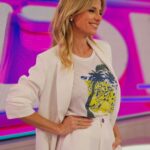 Mariana Fabbiani Instagram - Este look me hizo acordar a una de las historias de #moda que más me gustan, una historia de valentía expresada a través de la ropa 😎 La protagonista es la actriz alemana Marlene Dietrich, pionera en la moda y una rebelde con #estilo 💅En una noche de 1933 en París - ¡la capital de la moda! - Marlene desafió una ley de la época que prohibía a las mujeres usar traje con pantalones. Sin hacer caso a la ley, la actriz hizo historia al aparecer en público con un deslumbrante traje blanco que incluía pantalones, por supuesto. ¿El resultado? Fue arrestada por la policía parisina 😱 Su arresto se convirtió en un acto de desobediencia a nivel mundial y marcó un hito en la historia de la moda. Marlene demostró que las mujeres de la época debían tener la libertad de usar lo que desearan 😏 ¿Conocías esta historia? ¿No es loco pensar que hubo una época en la que mujeres tenían prohibido usar pantalones? . . Look @partemiaoficial @natcecchinato . . Mi team @conradoereyra @natipelizzari_estudio @justmechu @paodblanco