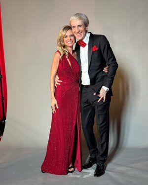 Mariana Fabbiani Instagram - 30 años de CARAS ❤️ @revistacaras 
Feliz de acompañarlos @hectormaugeri @lilicastanos
.
.
💃 @mariagorof @rickysarkany 
Mi team 🤍 @conradoereyra  @natipelizzari_estudio  @mechugaray