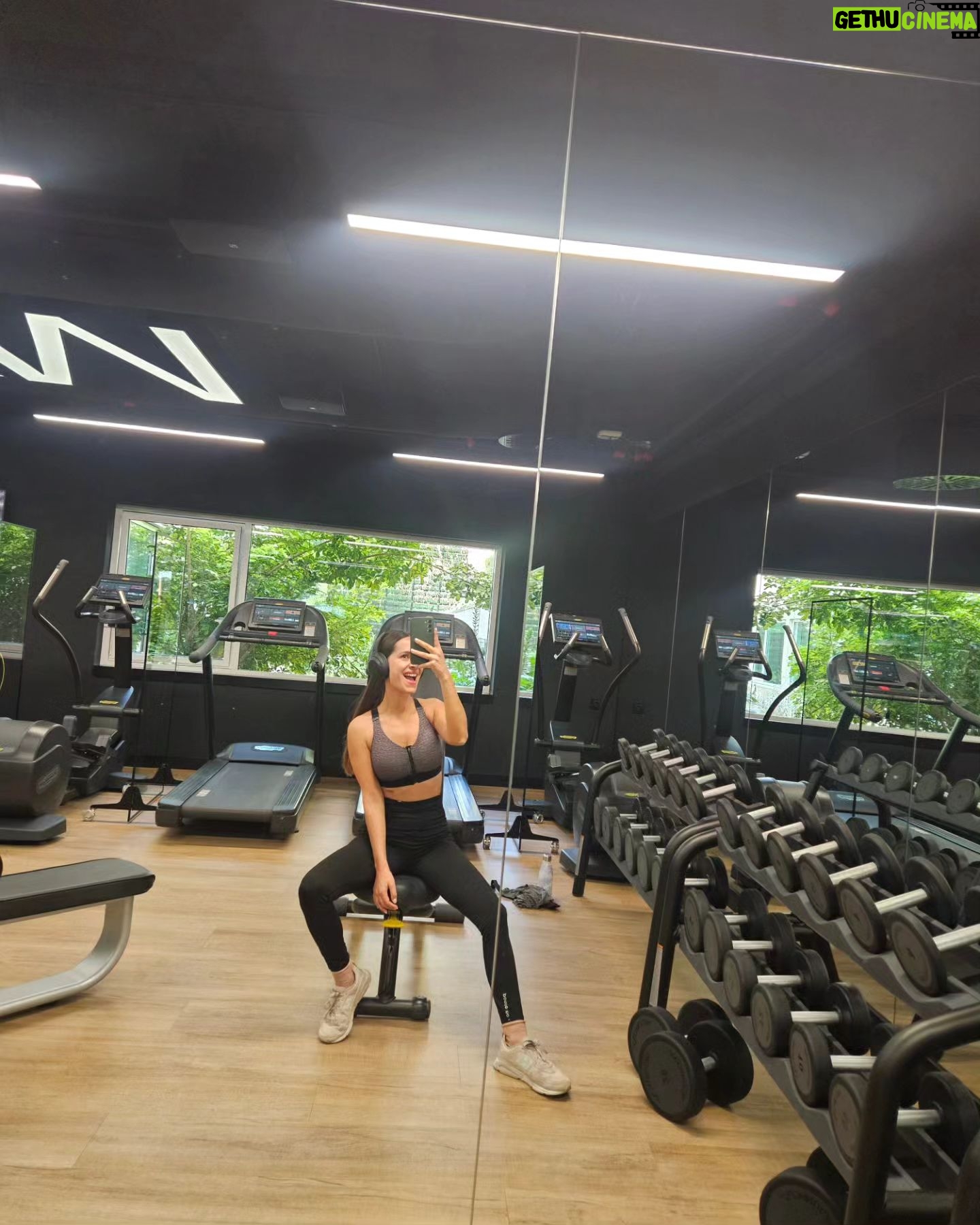 Mariana Monteiro - 3 Likes - A vida é uma correria, mas nesse corre corre, há que escolher bem com quem partilhamos cada segundo.
Vim ao Porto em modo express---> o que me dá sempre a sensação de saborear tudo pela metade.
Porque queria sempre poder ter estado com mais gente e porque gostava de aproveitar e viver mais a cidade que me viu nascer.
Ainda assim, cada vez mais, tento que no meio da loucura da minha agenda, haja espaço para os Meus!
Viva à amizade!!! E Biba ó Porto!!!
Por estadias mais longas nesta cidade!!