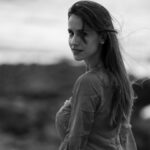 Mariana Monteiro Instagram – Bem-vindo horário de Verão,
Traz essa brisa quente e amplia os dias com luz.

Boa Páscoa💫

📷 @isaacalfaiate