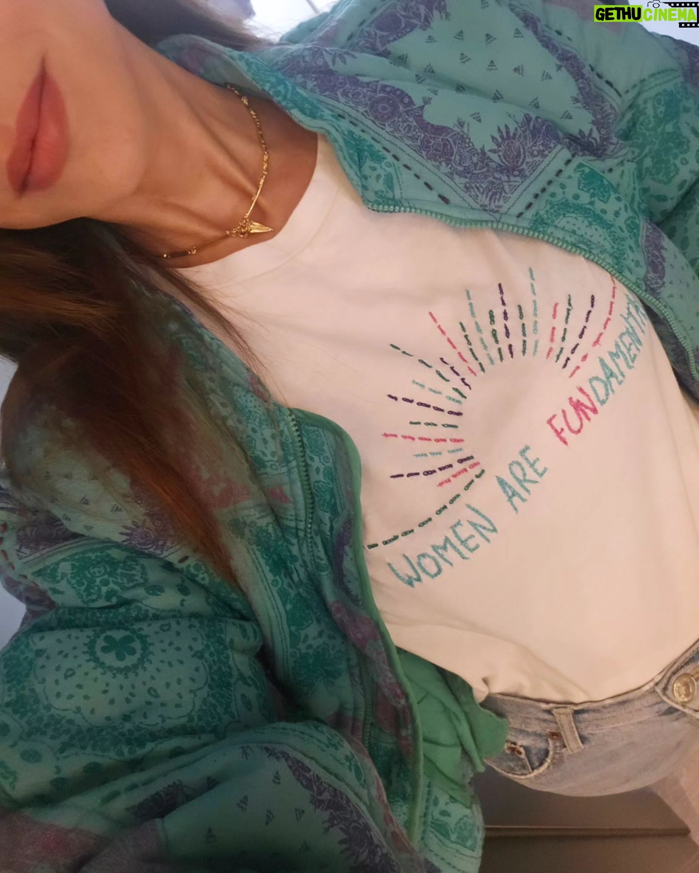 Mariana Monteiro - 3 Likes - Women are FUNdamental --->
E as mães também😍!!
Por isso neste dia presto homenagem a esta colecção cápsula da @bashparis, que este ano fará um donativo à associação @shantisahyog, sediada em Nova Deli. Inspirada na visão não violenta de Gandhi, esta ONG foi fundada pelo antigo professor de filosofia Suman Khanna Aggarwal em 2004.
As missões da @shantisahyog, são dedicadas à educação de crianças e jovens que abandonaram a escola, aos cuidados de saúde e, em especial, aos cuidados com os idosos, bem como ao desenvolvimento de competências e à capacitação de mulheres que sofreram violência física ou psicológica.
O brunch de hoje foi com a minha mãe, onde a homenagem se presta pelo valor que atribuo ao tempo que passamos juntas.
Tempo de qualidade, sobretudo.
Domingo de amor até vocês💌
