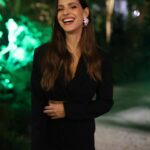 Mariana Monteiro Instagram - Este post é dedicado a quem gosta de viajar, explorar o desconhecido, ou de voltar aos sítios onde já foi feliz. Viajar é sempre um recomeço. A ideia de deixar o ponto de partida até ao próximo destino, sabendo que quem regressa nunca é a mesma pessoa que partiu, é o que mais estímulo me dá. Viajar é uma maneira de alimentar a alma, expandir horizontes e de criar memórias inesquecíveis. E afinal de contas, não é isso que andamos aqui a fazer? A coleccionar memórias? Em 2019 dei uma entrevista em que falava que desejava fazer uma viagem sozinha, mais introspectiva, talvez pela Ásia. É bom perceber que esse desejo já se concretizou. Na mesma entrevista falo do Japão, como destino de sonho... esse sonho ainda segue. Sou movida a sonhos e a torná-los realidade. Encontramo-nos a meio caminho, entre o sonho e a realidade? Até ao próximo destino.✔️ #Aventura #explorer #travel #intothewild E para ti, Viajar é.....? 📷 @ruivalido