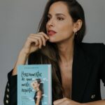 Mariana Monteiro Instagram - 20.10.21 🎯 A partir de hoje, este livro já pode ser vosso! E esta é a melhor parte de todo este processo. Importante lembrar que às minhas palavras se juntou a incrível ilustradora @marianaamiseravel, sem a qual este livro não teria o mesmo significado. Obrigada 📖✔️ Cada pessoa terá na sua história a própria forma de encarar a sua trajectória, e é com essas diferentes abordagens que mais aprendemos. Ao deixar entreaberto o espaço mental a novas formas de expressão, opinião e cura, evoluímos. Aceitando com clarividência a singularidade e individualidade de cada um@. Espero encontrar-vos no meio destas palavras e ilustrações. E dia 4 de Novembro, às 18h30 na Fnac do Colombo, para a apresentação oficial 🚀 ! Ph @joannacorreia_