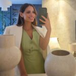 Mariana Monteiro Instagram – Uff …Abril mudanças Mil!!
Estudar, Mudar de Casa,Ensaiar, ir ao Cinema e ao Teatro- tudo entre caixas e mais caixas.
Reconhecer a sorte que tenho na minha rede de apoio, assim como o esforço que também exige colocar-me em tantas frentes ( e ainda não sou mãe, bem sei😅). 
Mudar é desapegar, transformar o antigo em novo e a oportunidade de alterar a narrativa que vamos tendo connosco.
Estamos sempre a tempo de criar uma nova história que esteja cada vez mais alinhada com aquilo em que acreditamos.
Tenho a mania que sou a ” miss independent “mas também gosto e Muito de colo! Além disso super-homens ou super-mulheres? Só na ficção🎥. 

Em relação a mudanças?
Venham elas✨️✨️💃
P.s com a casa é que preciso ter calma agora😅
#keepmoving #bettertogether