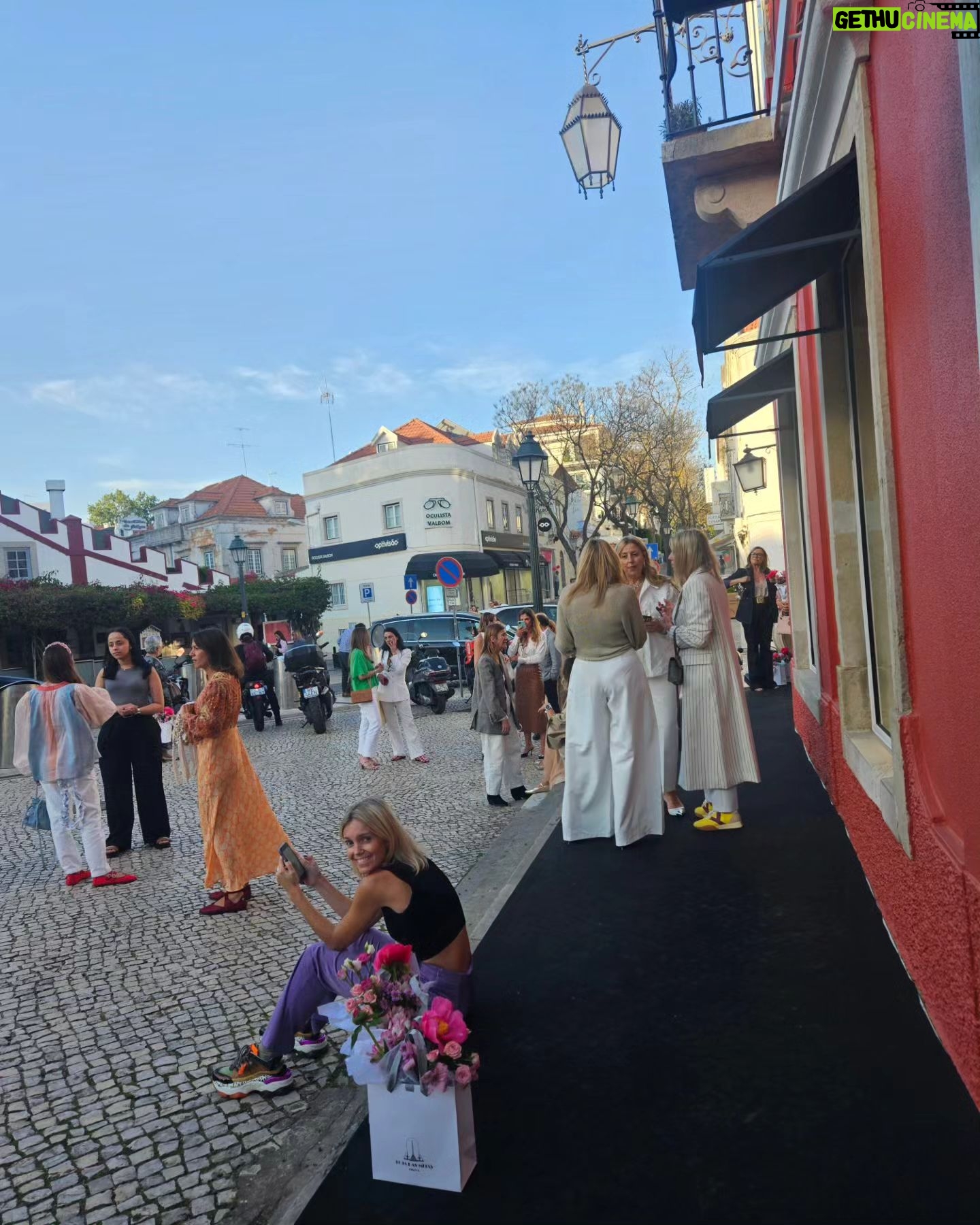 Mariana Monteiro - 3 Likes - Final de Tarde para celebrar moda e amizades.
Um brinde à @categouveia que lançou a segunda colecção da sua marca @pura_slowliving e um brinde à @mafaldamotalves que fez anos na sexta e é uma stylist de mão cheia.
No fundo uma tarde e um jantar com amigas que são colo e fonte de inspiração.
Quero Bis✔️
A amizade não é das melhores coisas da vida?
P.s falta uma foto nossa cate
