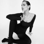 Mariana Monteiro Instagram – “Baile”

Tenho uma admiração gigante por quem faz da dança a sua vida.
Costumo dizer que na próxima encarnação quero ser bailarina, porque é difícil competir com a beleza de um corpo flexível, livre nos seus movimentos, capaz de ocupar o espaço sem medo, com a leveza e a força que só uma bailarina ou bailarino conseguem produzir em simultâneo.
Viva à Dança.
Eu não sou bailarina, mas gosto de seguir a filosofia do último pensamento do meu livro, ” Pensamentos de uma mente inquieta”:

Baile

Escuta a música que te permite ser livre 
para que a vida seja um baile mais justo,
ao invés de sermos nós a levar um baile da vida.

#dancebabydance #freedom #findyourbalance

Team ✔️
@studiocarlosteixeira 
@mulhmann 
@mafaldamotalves 
@elodiefiuza