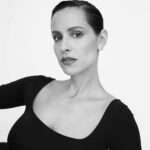Mariana Monteiro Instagram – “Baile”

Tenho uma admiração gigante por quem faz da dança a sua vida.
Costumo dizer que na próxima encarnação quero ser bailarina, porque é difícil competir com a beleza de um corpo flexível, livre nos seus movimentos, capaz de ocupar o espaço sem medo, com a leveza e a força que só uma bailarina ou bailarino conseguem produzir em simultâneo.
Viva à Dança.
Eu não sou bailarina, mas gosto de seguir a filosofia do último pensamento do meu livro, ” Pensamentos de uma mente inquieta”:

Baile

Escuta a música que te permite ser livre 
para que a vida seja um baile mais justo,
ao invés de sermos nós a levar um baile da vida.

#dancebabydance #freedom #findyourbalance

Team ✔️
@studiocarlosteixeira 
@mulhmann 
@mafaldamotalves 
@elodiefiuza