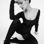 Mariana Monteiro Instagram – “Baile”

Tenho uma admiração gigante por quem faz da dança a sua vida.
Costumo dizer que na próxima encarnação quero ser bailarina, porque é difícil competir com a beleza de um corpo flexível, livre nos seus movimentos, capaz de ocupar o espaço sem medo, com a leveza e a força que só uma bailarina ou bailarino conseguem produzir em simultâneo.
Viva à Dança.
Eu não sou bailarina, mas gosto de seguir a filosofia do último pensamento do meu livro, ” Pensamentos de uma mente inquieta”:

Baile

Escuta a música que te permite ser livre 
para que a vida seja um baile mais justo,
ao invés de sermos nós a levar um baile da vida.

#dancebabydance #freedom #findyourbalance

Team ✔️
@studiocarlosteixeira 
@mulhmann 
@mafaldamotalves 
@elodiefiuza