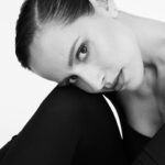 Mariana Monteiro Instagram – “Baile”

Tenho uma admiração gigante por quem faz da dança a sua vida.
Costumo dizer que na próxima encarnação quero ser bailarina, porque é difícil competir com a beleza de um corpo flexível, livre nos seus movimentos, capaz de ocupar o espaço sem medo, com a leveza e a força que só uma bailarina ou bailarino conseguem produzir em simultâneo.
Viva à Dança.
Eu não sou bailarina, mas gosto de seguir a filosofia do último pensamento do meu livro, ” Pensamentos de uma mente inquieta”:

Baile

Escuta a música que te permite ser livre 
para que a vida seja um baile mais justo,
ao invés de sermos nós a levar um baile da vida.

#dancebabydance #freedom #findyourbalance

Team ✔️
@studiocarlosteixeira 
@mulhmann 
@mafaldamotalves 
@elodiefiuza
